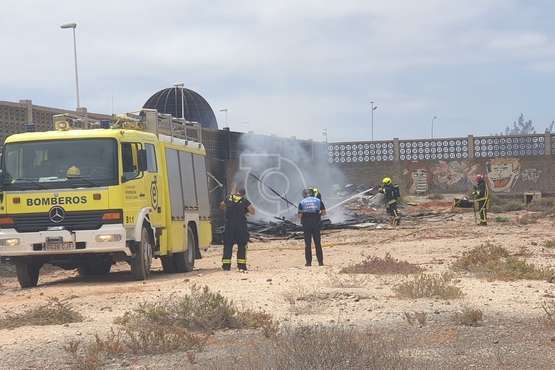 Un incendio calcina una chabola en el solar del 'campo' de fútbol de La Garita/TA.